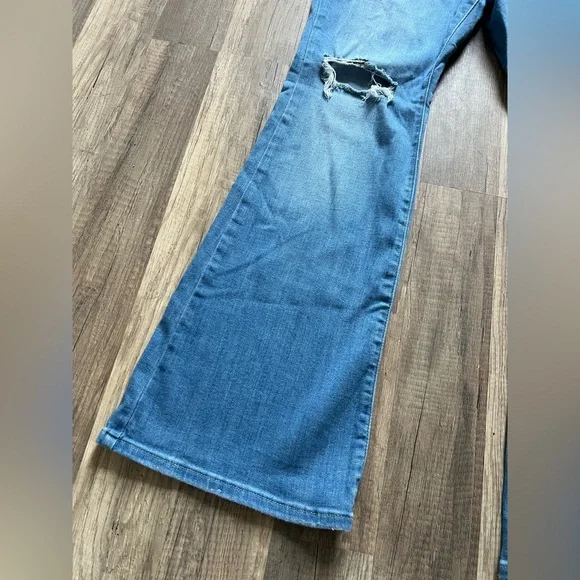 Levi’s Woman’s Medium Wash Sturdy Western Distressed 726 Flare Jeans Size 32 - Picture 3 of 12